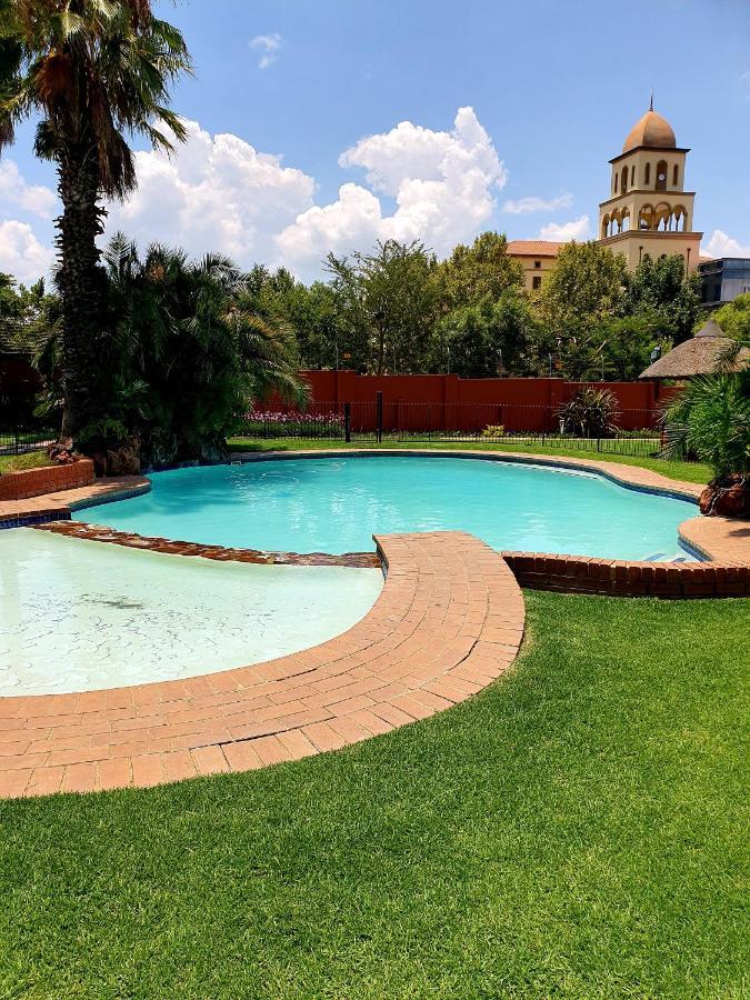 Merry Monte Casino Lodge House In Fourways ساندتون المظهر الخارجي الصورة