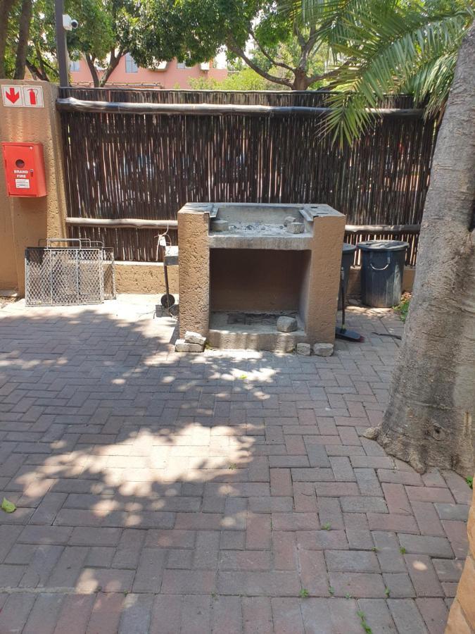 Merry Monte Casino Lodge House In Fourways ساندتون المظهر الخارجي الصورة